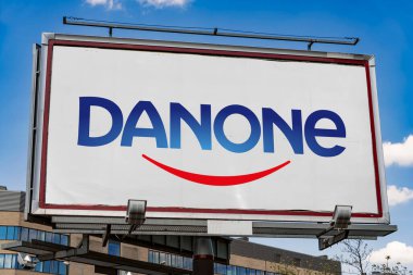 POZNAN, POL - 1 Mayıs 2022: Paris merkezli ve İspanya 'nın Barcelona kentinde kurulan çok uluslu gıda ürünleri şirketi Danone' nin logosunu gösteren reklam panosu
