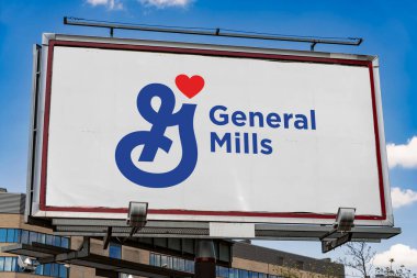 POZNAN, POL - 1 Mayıs 2022: Perakende satış mağazalarında satılan markalı tüketici gıdalarının üreticisi ve pazarlamacısı General Mills 'in logosunu gösteren reklam panosu