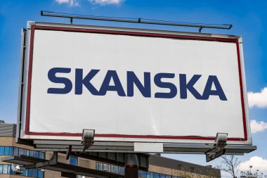 POZNAN, POL - 1 Mayıs 2022: İsveç merkezli çok uluslu bir inşaat ve geliştirme şirketi olan Skanska AB 'nin logosunu gösteren reklam panosu