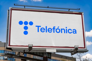 POZNAN, POL - 1 Mayıs 2022: İspanya merkezli çok uluslu telekomünikasyon şirketi Telefonica 'nın logosunu gösteren reklam panosu