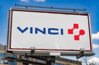 POZNAN, POL - 1 Mayıs 2022: 1899 'da kurulan Fransız imtiyaz ve inşaat şirketi Vinci' nin logosunu gösteren reklam panosu