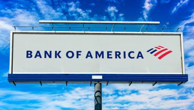 POZNAN, POL - 1 Mayıs 2022: Merkezi Charlotte, Kuzey Carolina 'da bulunan bir yatırım bankası ve finans hizmetleri holding şirketi olan Bank of America' nın logosunu gösteren reklam panosu