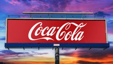 POZNAN, POL - 1 Mayıs 2022: Coca Cola 'nın logosunu gösteren reklam panosu