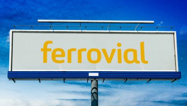 POZNAN, POL - 1 Mayıs 2022: İspanyol çokuluslu inşaat şirketi Ferrovial 'in logosunu gösteren reklam panosu