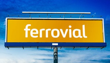 POZNAN, POL - 1 Mayıs 2022: İspanyol çokuluslu inşaat şirketi Ferrovial 'in logosunu gösteren reklam panosu