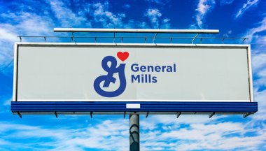 POZNAN, POL - 1 Mayıs 2022: Perakende satış mağazalarında satılan markalı tüketici gıdalarının üreticisi ve pazarlamacısı General Mills 'in logosunu gösteren reklam panosu