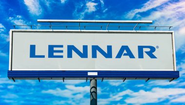 POZNAN, POL - 1 Mayıs 2022: Florida merkezli bir inşaat şirketi olan Lennar Corporation 'ın logosunu gösteren reklam panosu