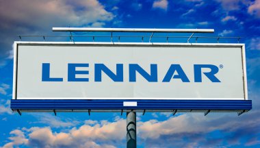 POZNAN, POL - 1 Mayıs 2022: Florida merkezli bir inşaat şirketi olan Lennar Corporation 'ın logosunu gösteren reklam panosu