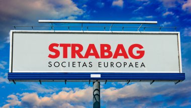 POZNAN, POL - 1 Mayıs 2022: Viyana 'daki genel merkezi Spittal an der Drau, Avusturya merkezli Avusturyalı bir inşaat şirketi olan STRABAG SE' nin logosunu gösteren reklam panosu