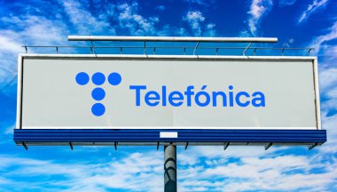 POZNAN, POL - 1 Mayıs 2022: İspanya merkezli çok uluslu telekomünikasyon şirketi Telefonica 'nın logosunu gösteren reklam panosu