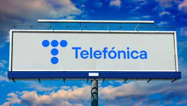 POZNAN, POL - 1 Mayıs 2022: İspanya merkezli çok uluslu telekomünikasyon şirketi Telefonica 'nın logosunu gösteren reklam panosu