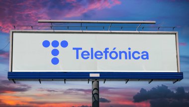 POZNAN, POL - 1 Mayıs 2022: İspanya merkezli çok uluslu telekomünikasyon şirketi Telefonica 'nın logosunu gösteren reklam panosu