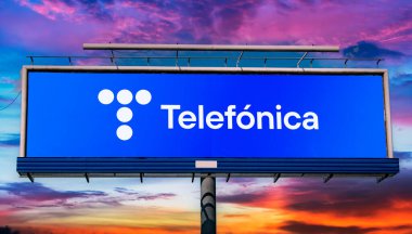 POZNAN, POL - 1 Mayıs 2022: İspanya merkezli çok uluslu telekomünikasyon şirketi Telefonica 'nın logosunu gösteren reklam panosu