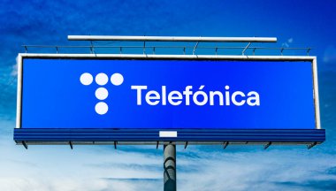 POZNAN, POL - 1 Mayıs 2022: İspanya merkezli çok uluslu telekomünikasyon şirketi Telefonica 'nın logosunu gösteren reklam panosu