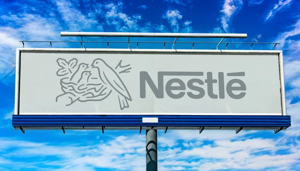 Poznan Pol Mayo 2022 Cartelera Publicitaria Que Muestra Logotipo Nestlé — Foto de Stock