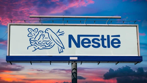 Poznan Pol Mayo 2022 Cartelera Publicitaria Que Muestra Logotipo Nestlé — Foto de Stock