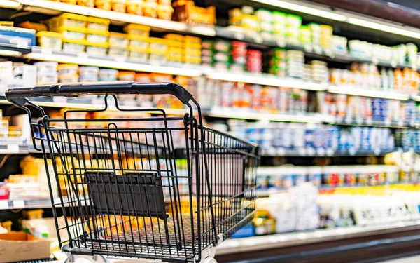 Carrito Compras Junto Estante Una Tienda Supermercado —  Fotos de Stock