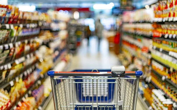 Carrinho Compras Por Uma Prateleira Loja Supermercado — Fotografia de Stock