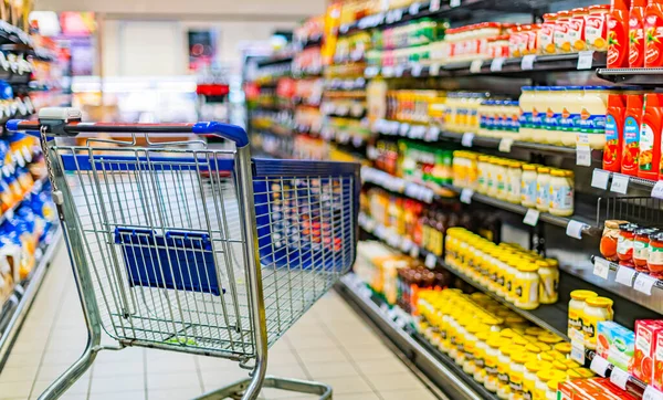 Carrinho Compras Por Uma Prateleira Loja Supermercado — Fotografia de Stock