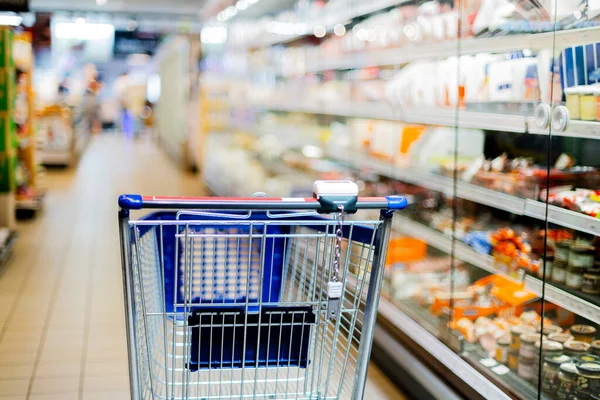 Carrello Della Spesa Vicino Uno Scaffale Supermercato — Foto Stock