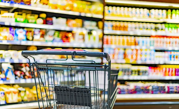 Ein Einkaufswagen Neben Einem Ladenregal Einem Supermarkt — Stockfoto