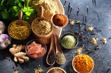 Baharat ve bitkilerin karışımı..