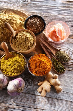 Baharat ve bitkilerin karışımı..