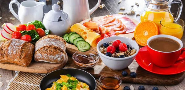 Frukost Serveras Med Kaffe Apelsinjuice Äggröra Spannmål Skinka Och Ost — Stockfoto