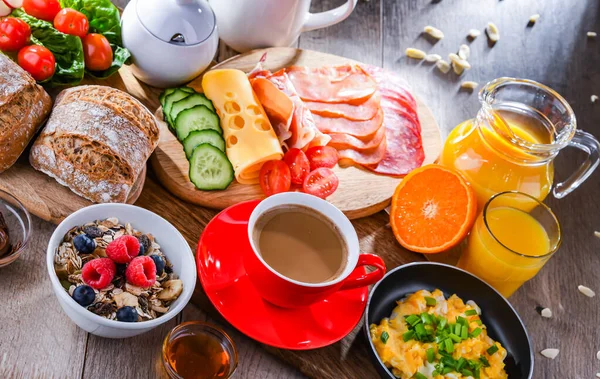 Desayuno Servido Con Café Zumo Naranja Huevos Revueltos Cereales Jamón — Foto de Stock