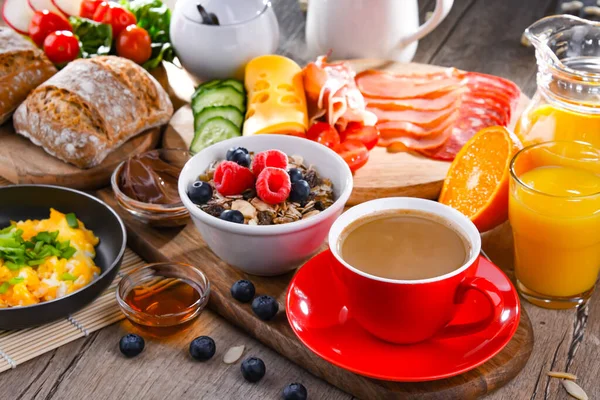 Desayuno Servido Con Café Zumo Naranja Huevos Revueltos Cereales Jamón —  Fotos de Stock