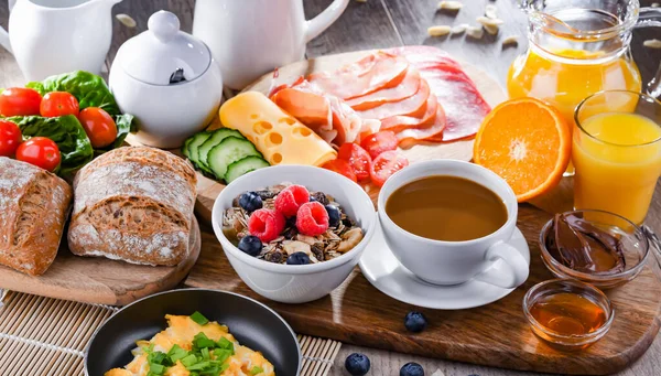 Frukost Serveras Med Kaffe Apelsinjuice Äggröra Spannmål Skinka Och Ost — Stockfoto