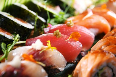 Çeşitli suşi sarmalarıyla kompozisyon.