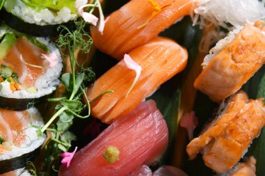 Çeşitli suşi sarmalarıyla kompozisyon.