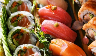 Çeşitli suşi sarmalarıyla kompozisyon.