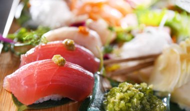 Çeşitli suşi sarmalarıyla kompozisyon.