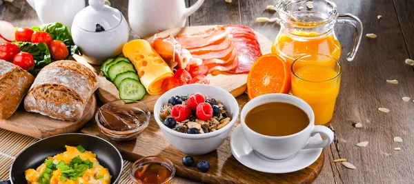 Πρωινό Σερβίρεται Καφέ Χυμό Πορτοκάλι Ομελέτα Δημητριακά Ζαμπόν Και Τυρί — Φωτογραφία Αρχείου
