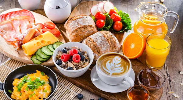 Frühstück Mit Kaffee Orangensaft Rührei Müsli Schinken Und Käse — Stockfoto