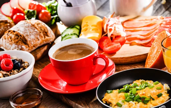 Desayuno Servido Con Café Zumo Naranja Huevos Revueltos Cereales Jamón — Foto de Stock
