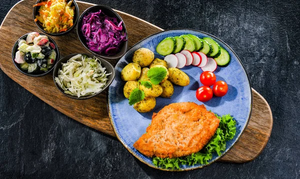 Chuleta Empanada Cerdo Recubierta Con Pan Rallado Con Papas Ensaladas — Foto de Stock