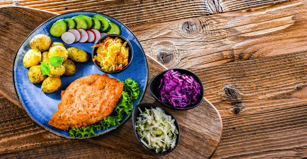 Chuleta Empanada Cerdo Recubierta Con Pan Rallado Con Papas Ensaladas — Foto de Stock