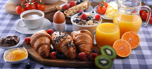 Frühstück Mit Kaffee Orangensaft Croissants Pfannkuchen Müsli Und Obst — Stockfoto