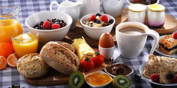 Desayuno Servido Con Café Zumo Naranja Croissants Panqueque Huevo Cereales — Foto de Stock