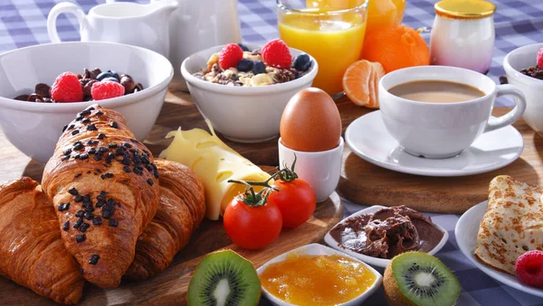 Desayuno Servido Con Café Zumo Naranja Croissants Panqueque Huevo Cereales —  Fotos de Stock