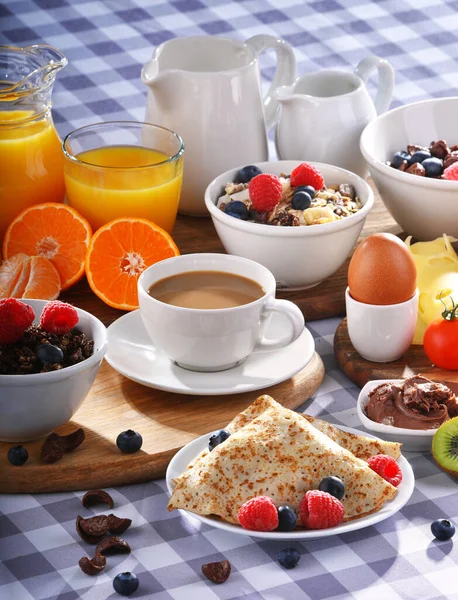 Desayuno Servido Con Café Zumo Naranja Croissants Panqueque Huevo Cereales —  Fotos de Stock