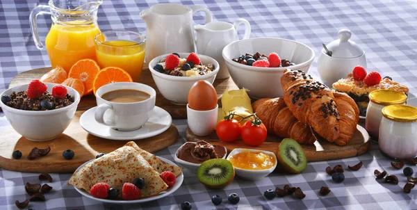 Frühstück Mit Kaffee Orangensaft Croissants Pfannkuchen Müsli Und Obst — Stockfoto