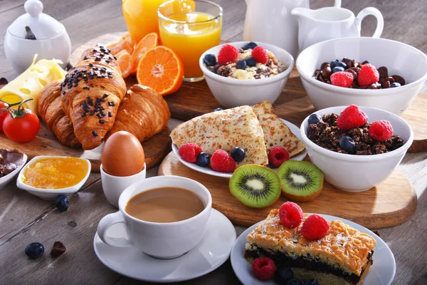 Frühstück Mit Kaffee Orangensaft Croissants Pfannkuchen Müsli Und Obst — Stockfoto