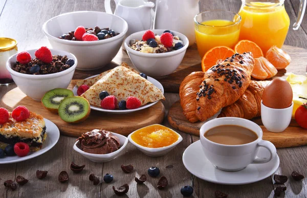 Ontbijt Geserveerd Met Koffie Sinaasappelsap Croissants Pannenkoek Granen Fruit — Stockfoto