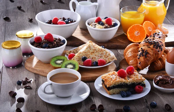 Café Manhã Servido Com Café Suco Laranja Croissants Panqueca Ovo — Fotografia de Stock