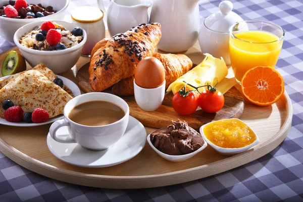 Frühstück Mit Kaffee Orangensaft Croissants Pfannkuchen Müsli Und Obst — Stockfoto