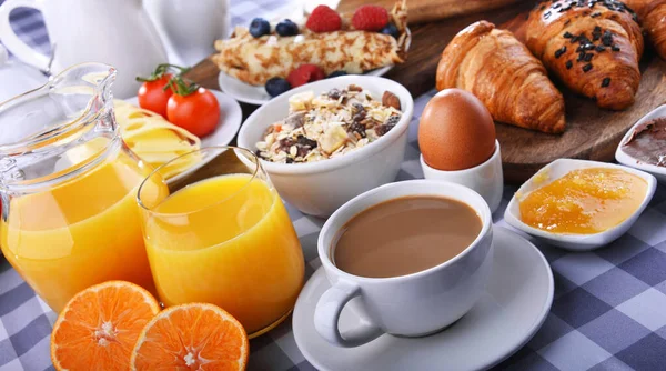 Πρωινό Σερβίρεται Καφέ Χυμό Πορτοκαλιού Κρουασάν Τηγανίτα Αυγό Δημητριακά Και — Φωτογραφία Αρχείου
